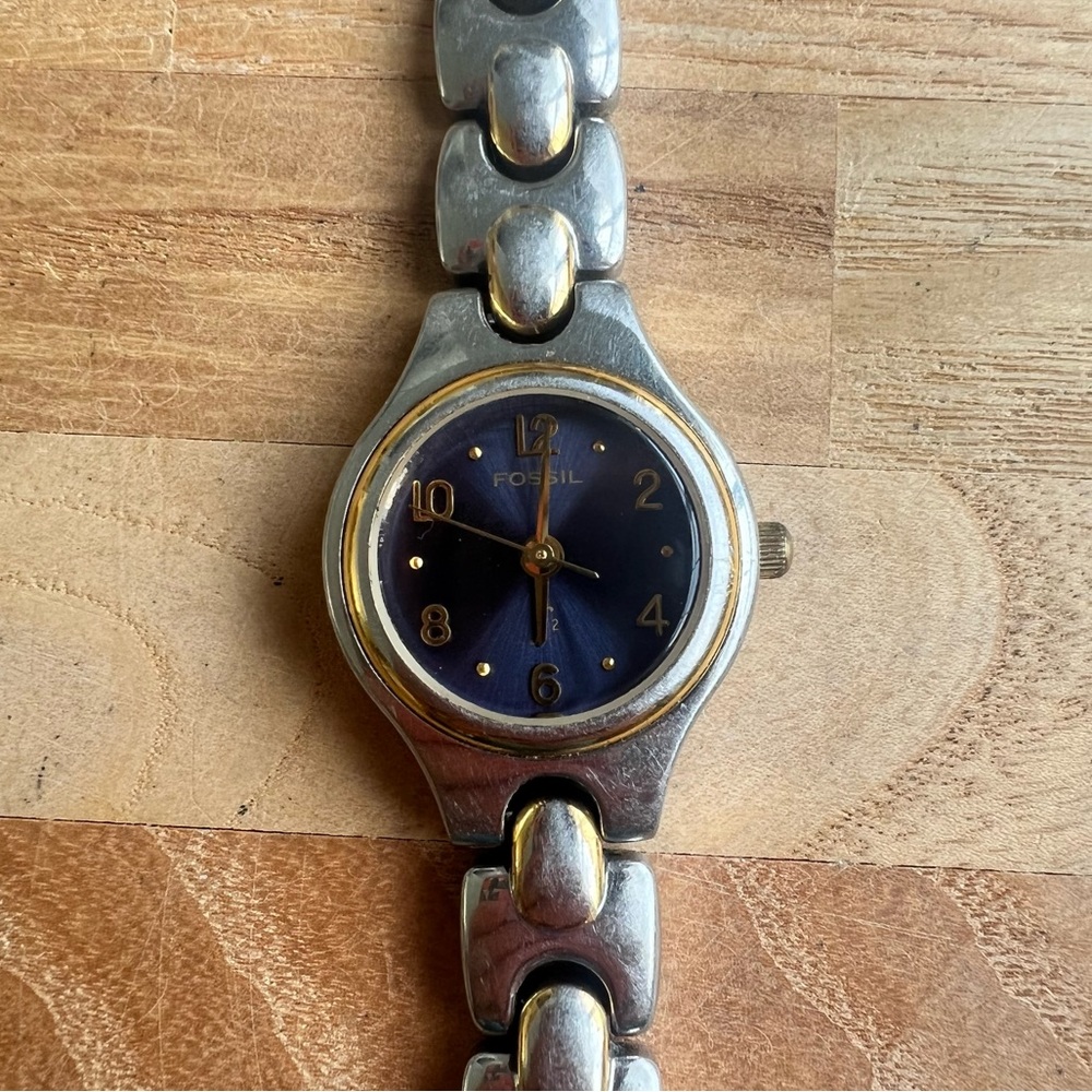Fossil f2 ladies round blue dial two-tone watch NEW BATTERY